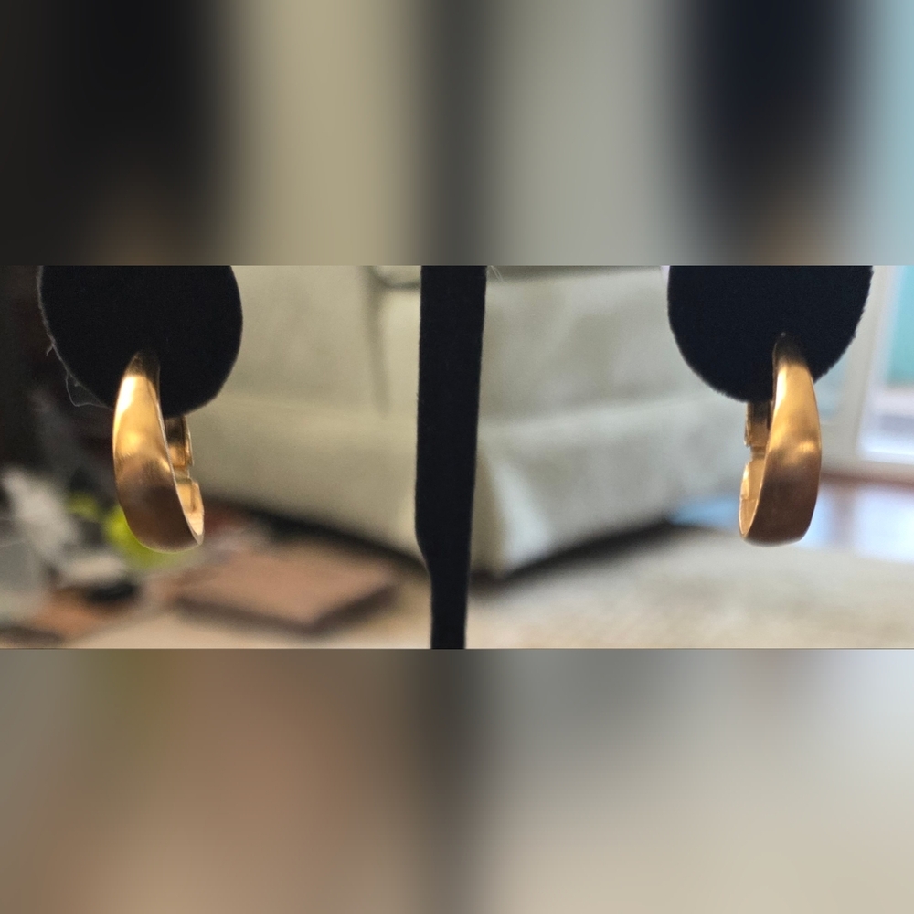 Trifari Brushed Gold Graduated Hoop Lever Back Earrings. Excellent Condition.